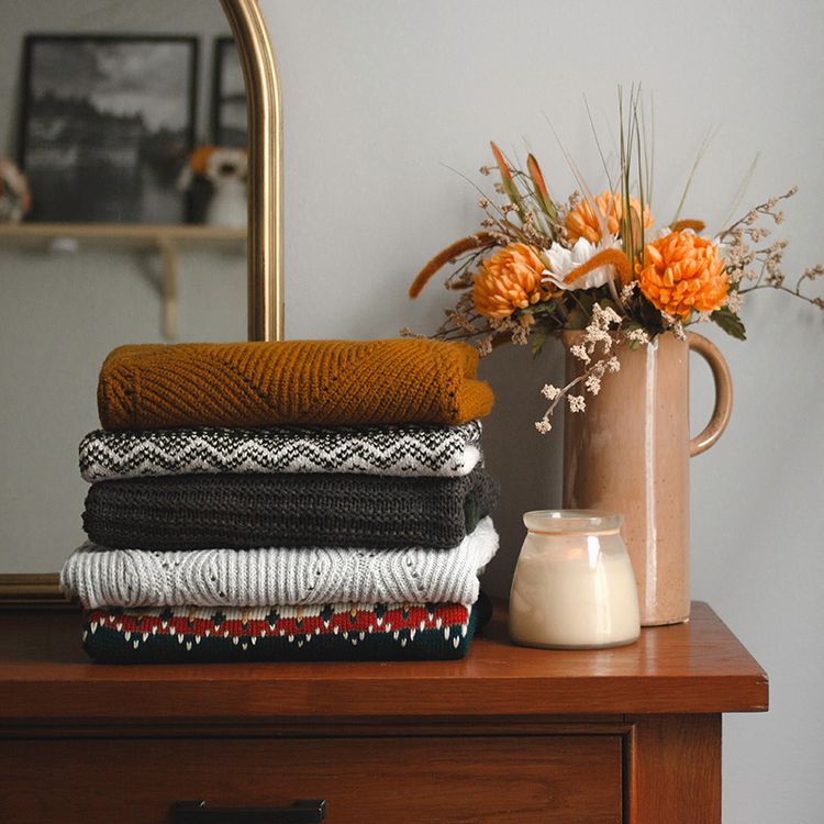 Strickdecken und Blumen für ländlichen Charme