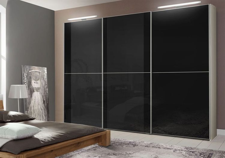 Schrank mit dunkler Glasfront