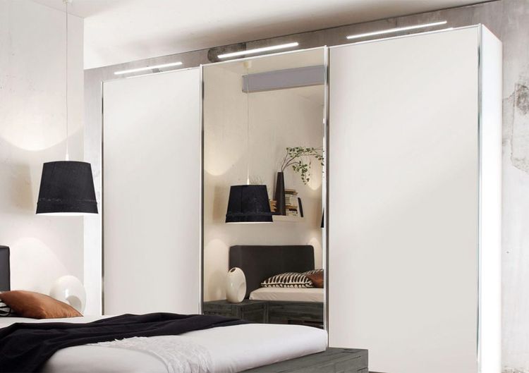 Schrank mit Spiegelglas
