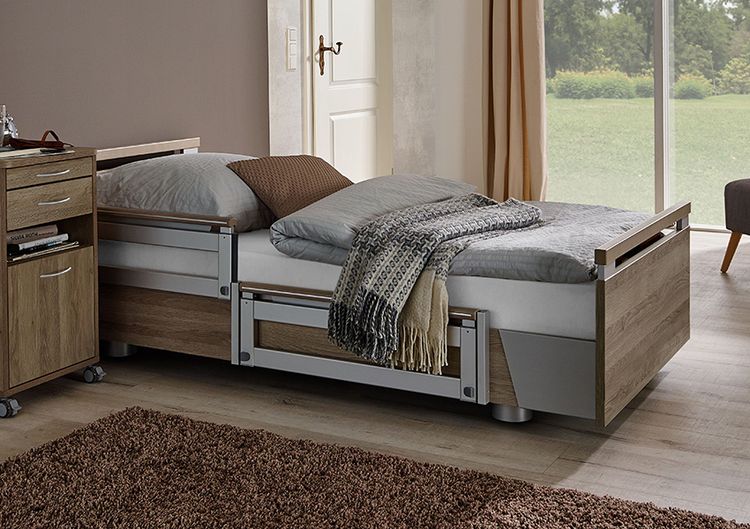 Senioren-Schlafzimmer mit Pflegebett