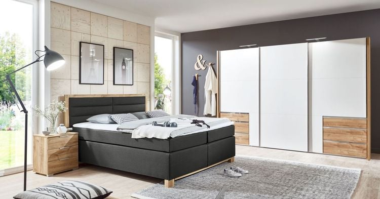 Kleiderschrank mit Schubladen außen