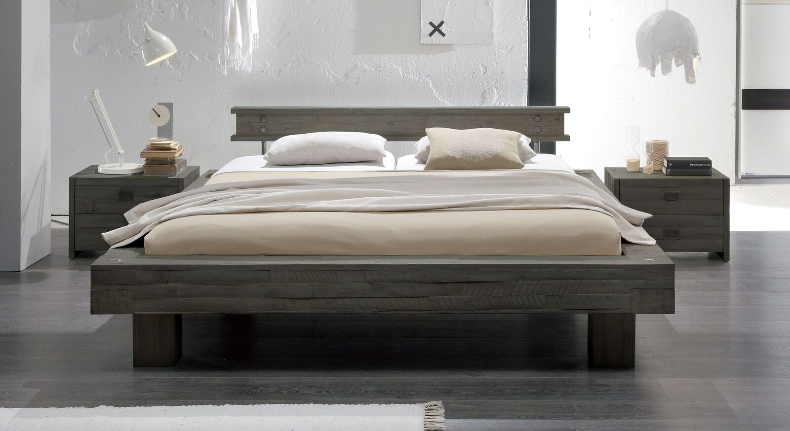 Bett Buena aus Akazie Vintage grau mit 20 cm Füßen
