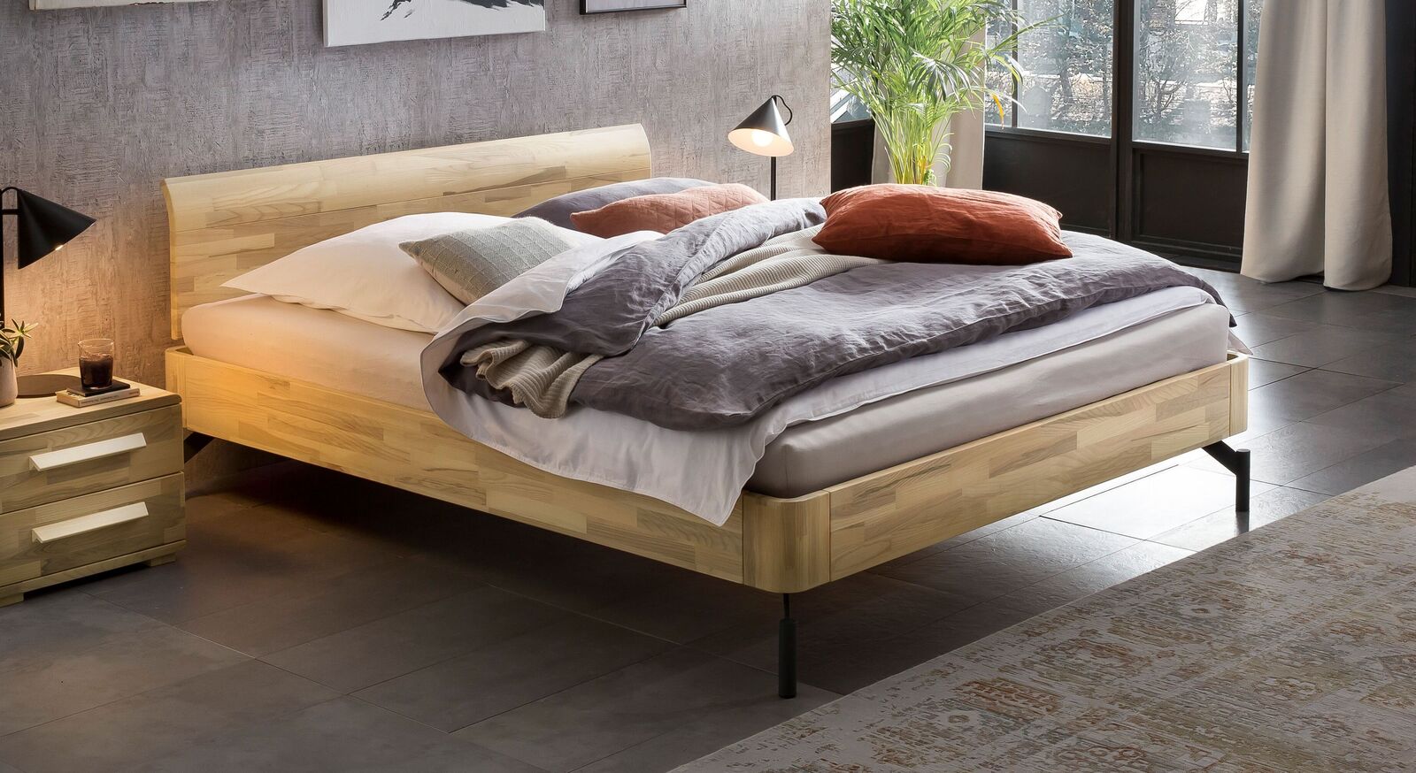 Schönes Massivholz-Bett Danival aus Kernesche