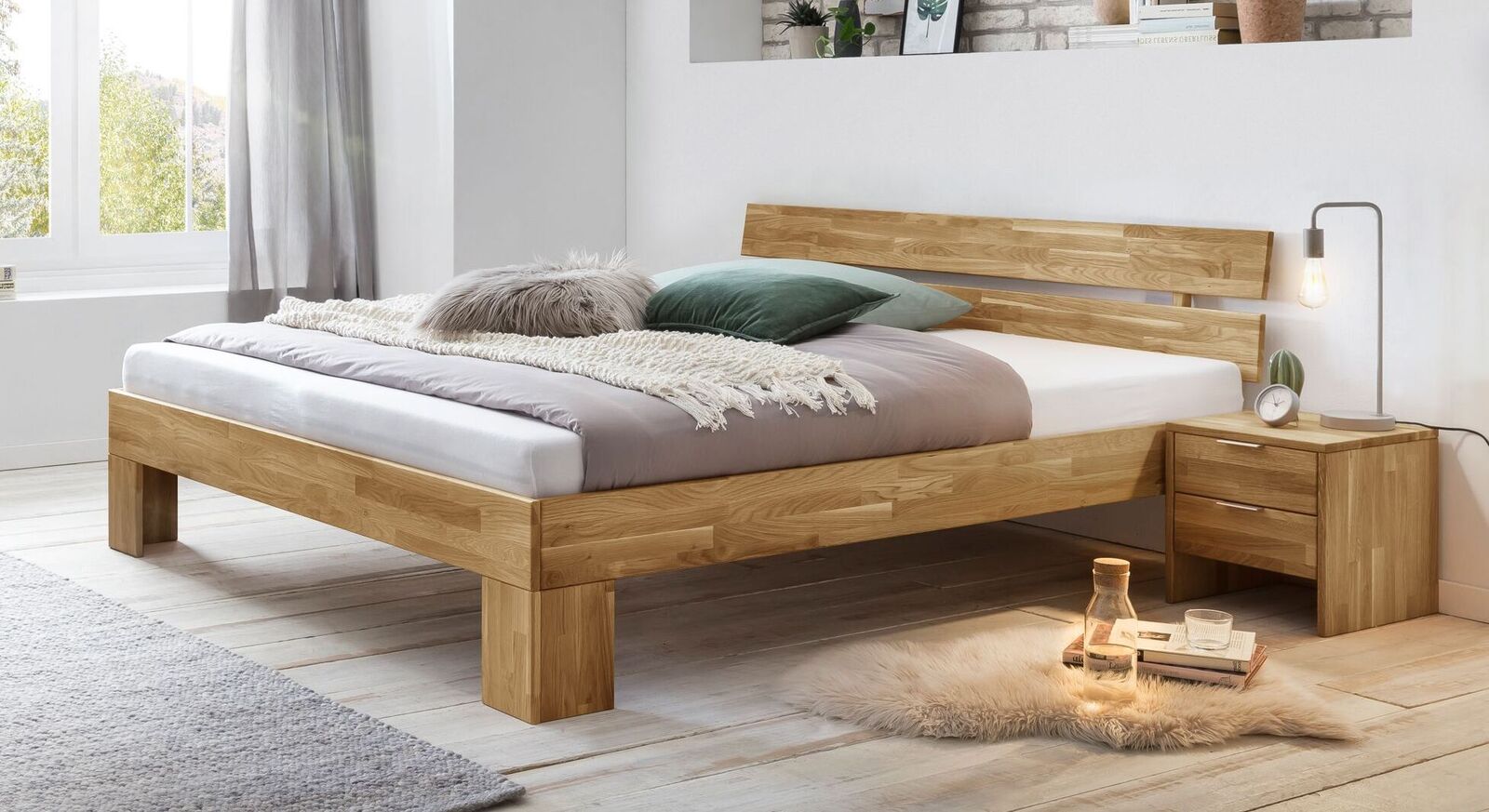 Klassisches Bett Kanata aus Wildeichenholz