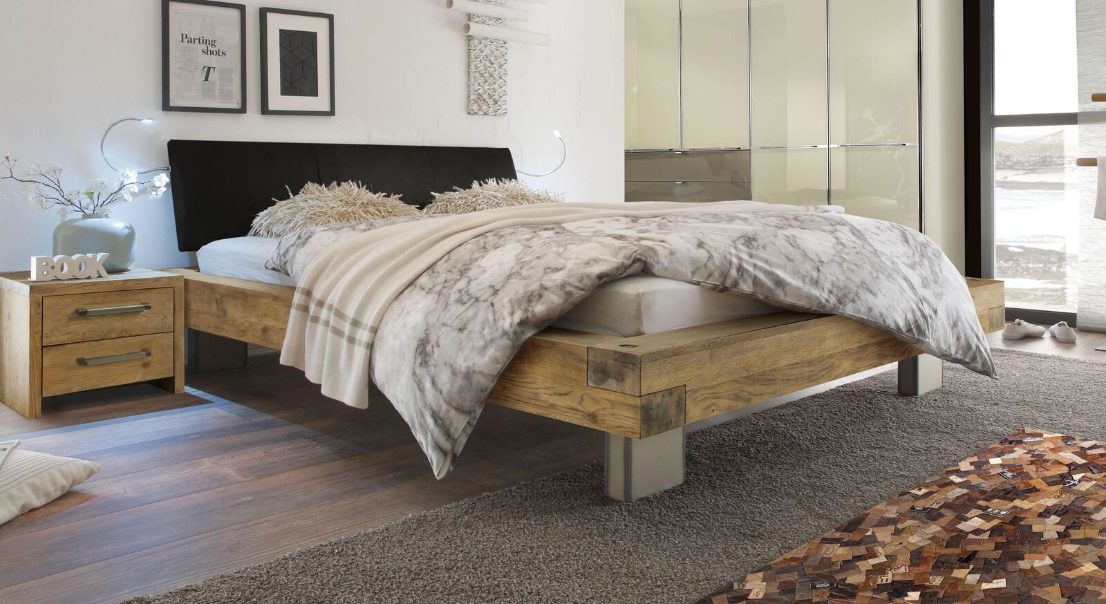 Modernes Bett Kolmar in stilvollem Materialmix