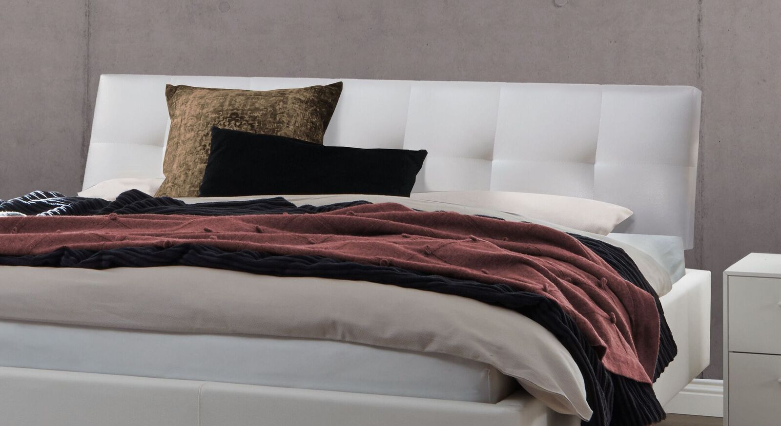 Hochwertiges Bett Liene mit Polsterkopfteil aus Echtleder