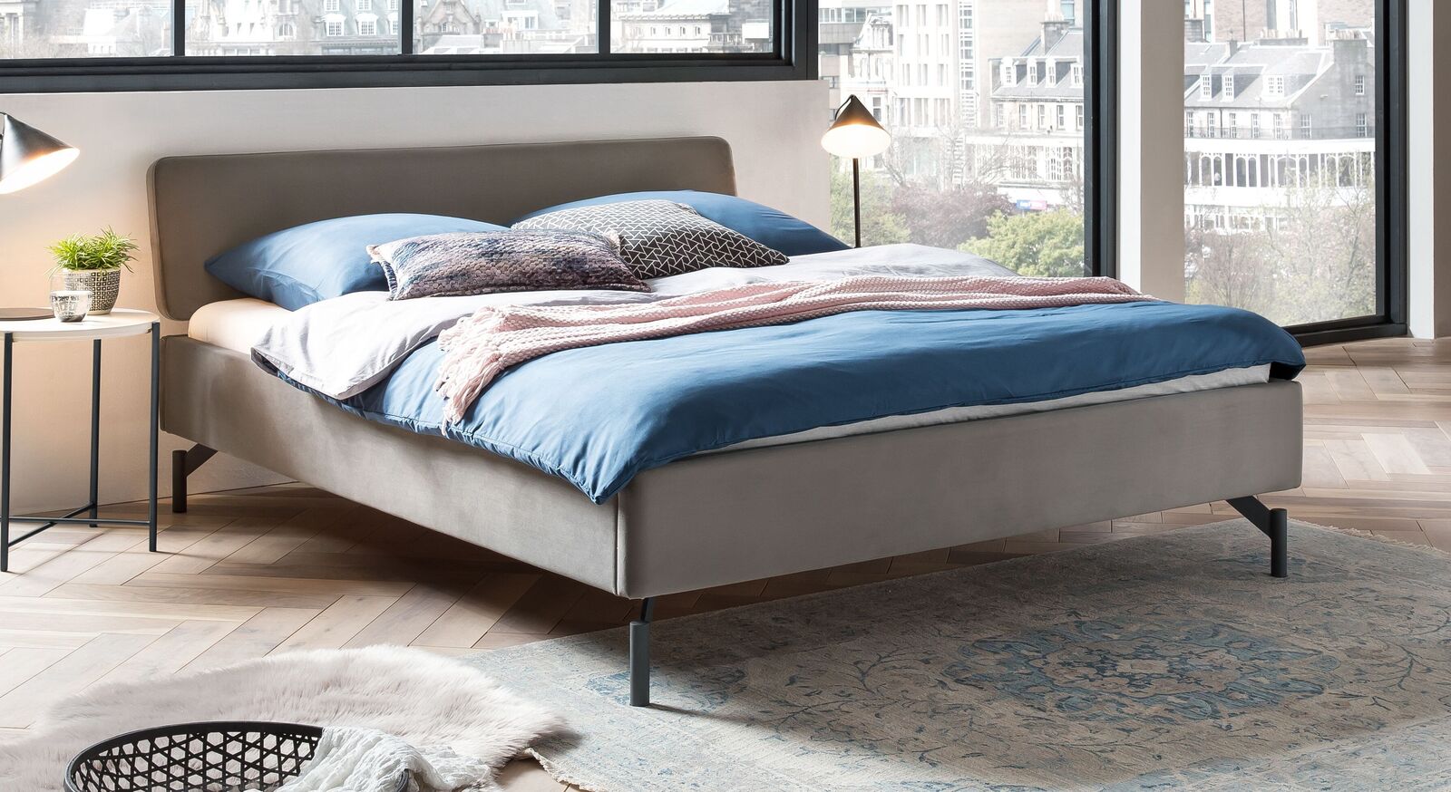 Elegantes Bett Modris mit Samtbezug in Grau 