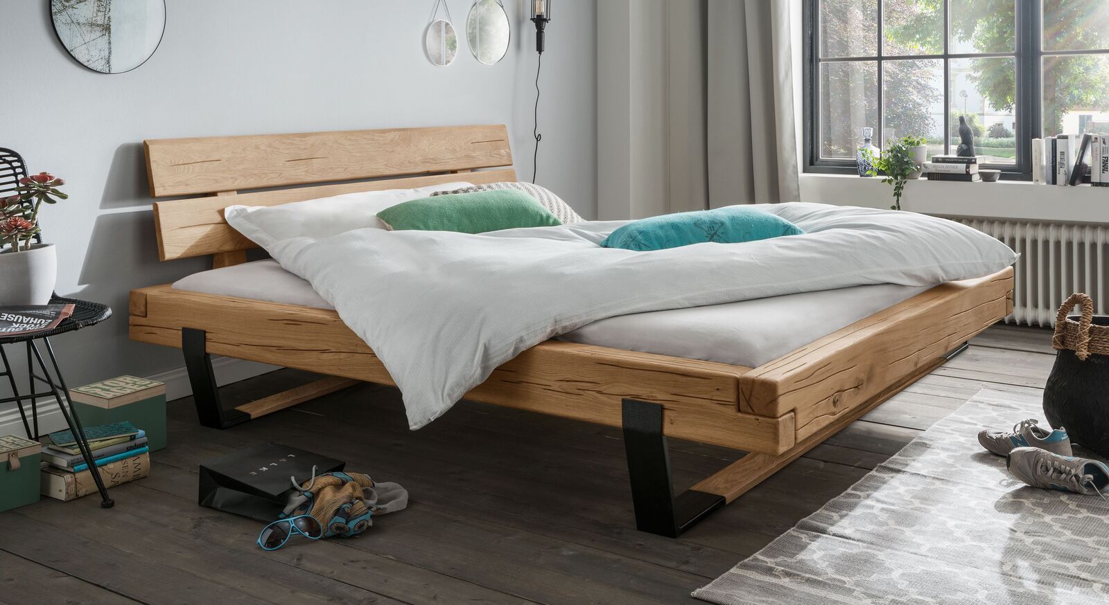 Modernes Balkenbett Monapo aus Eichenholz