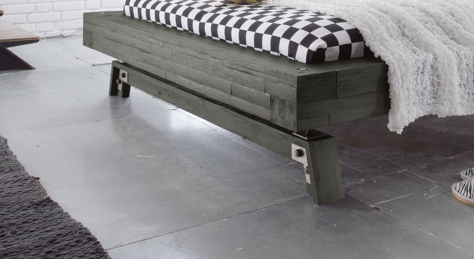 Design-Bett Salo mit rustikalem Fußteil