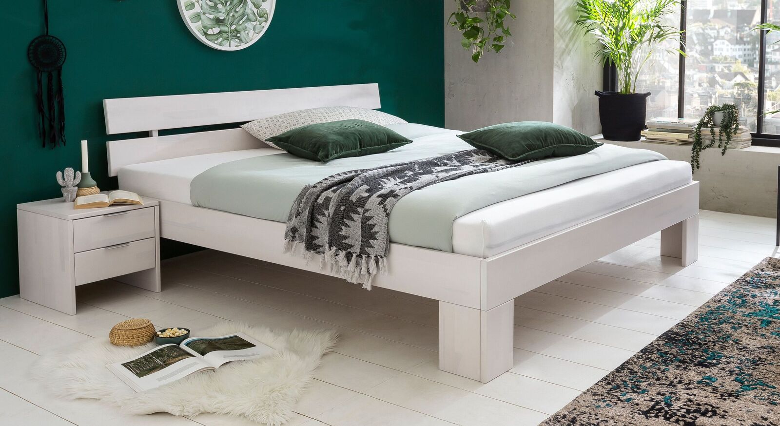 Bett Tanu aus weiß lackiertem Massivholz