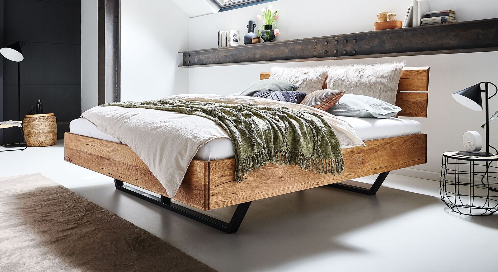 Modernes Bett Tressa mit Metallkufen