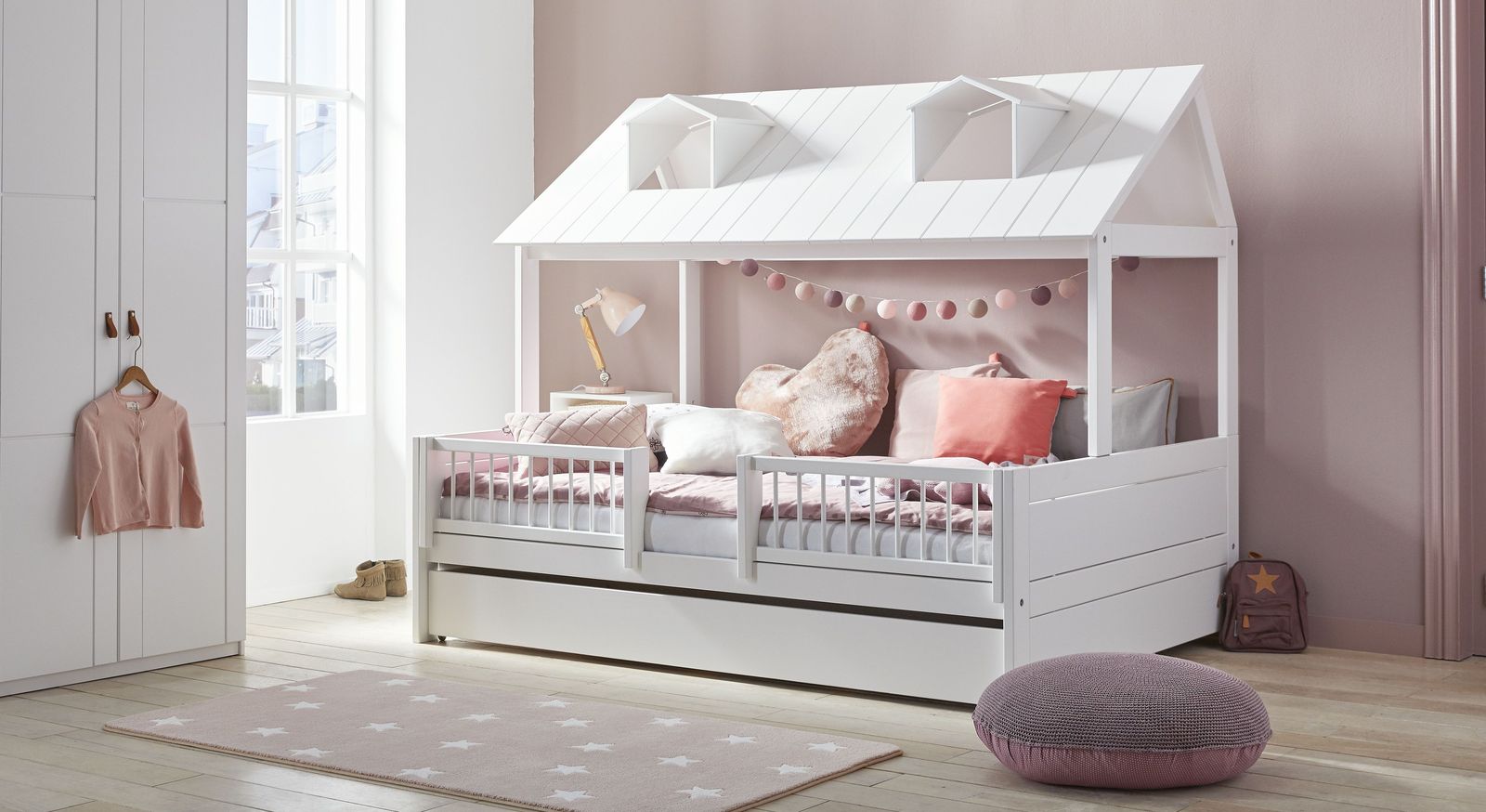 Modernes Kinderbett Ferienhaus von LIFETIME in Weiß