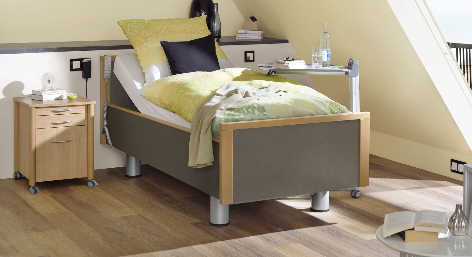 Komfortbett mit Pflegebett-Funktion Mainau mit seitlichem Stoff in Graubraun