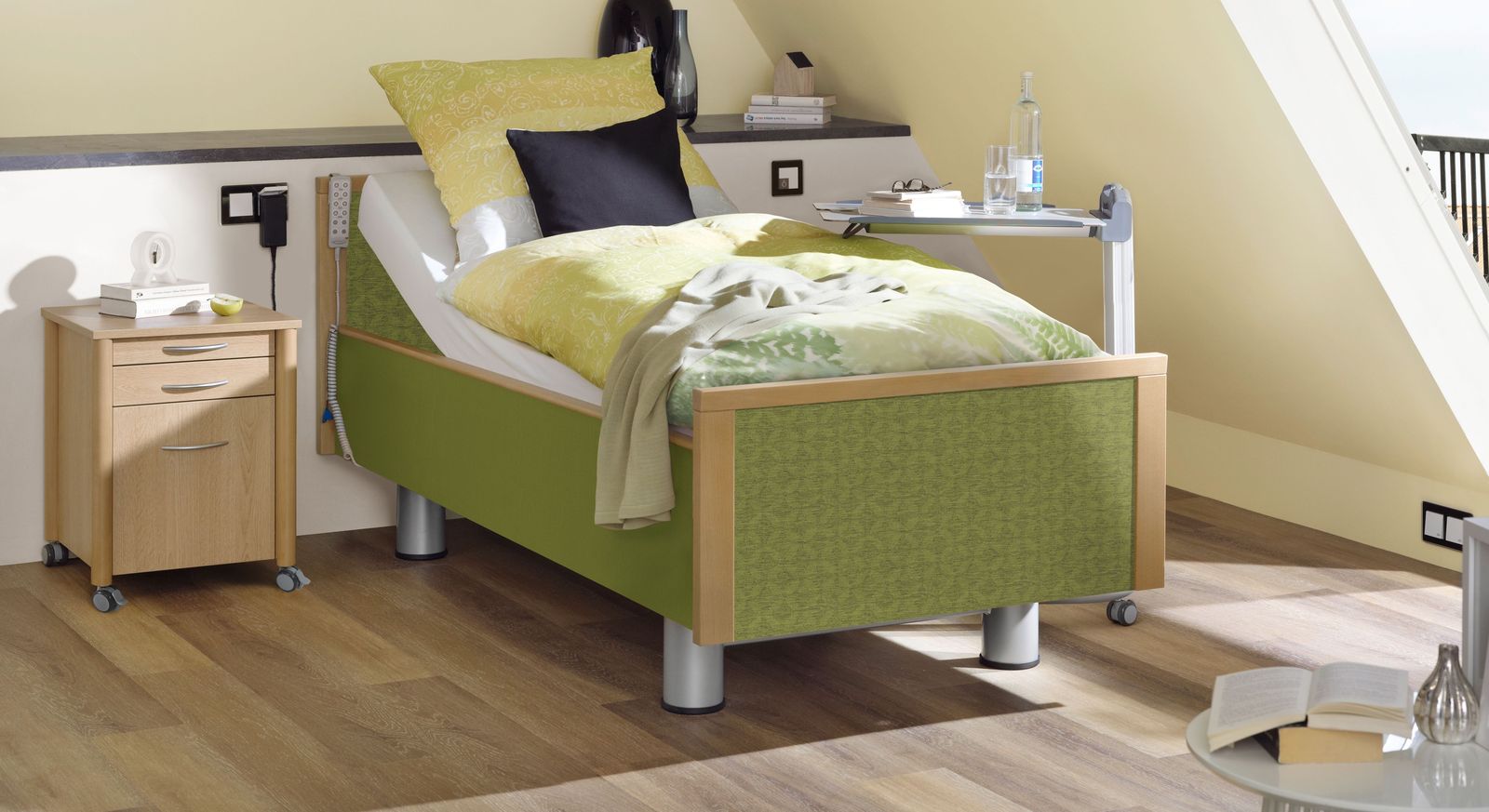Hochwertiges Komfortbett mit Pflegebett-Funktion Mainau mit grünem Stoff