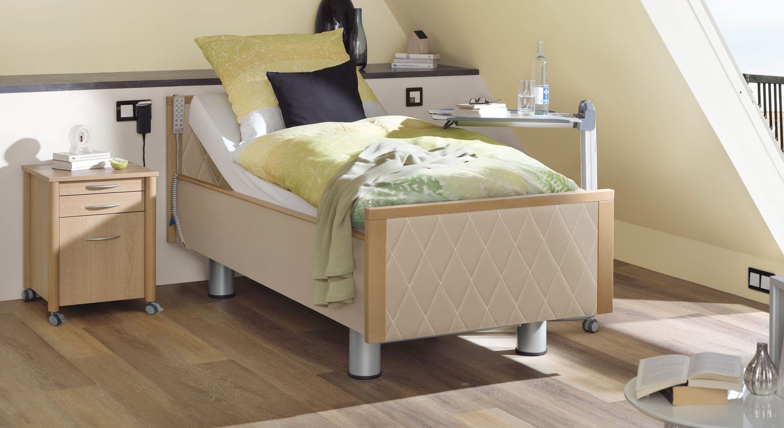 Hochwertiges Komfortbett mit Pflegebett-Funktion Rügen mit leinenfarbigem Kunstleder