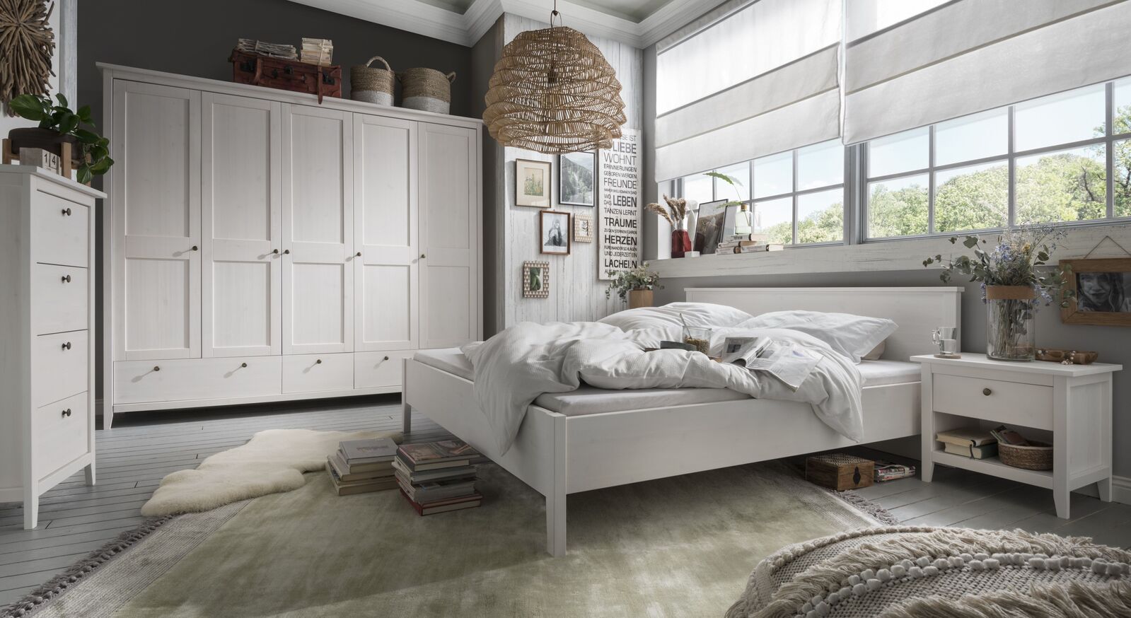 Umfangreiches Komplett-Schlafzimmer Wanja mit Möbeln aus weiß lasiertem Kiefernholz