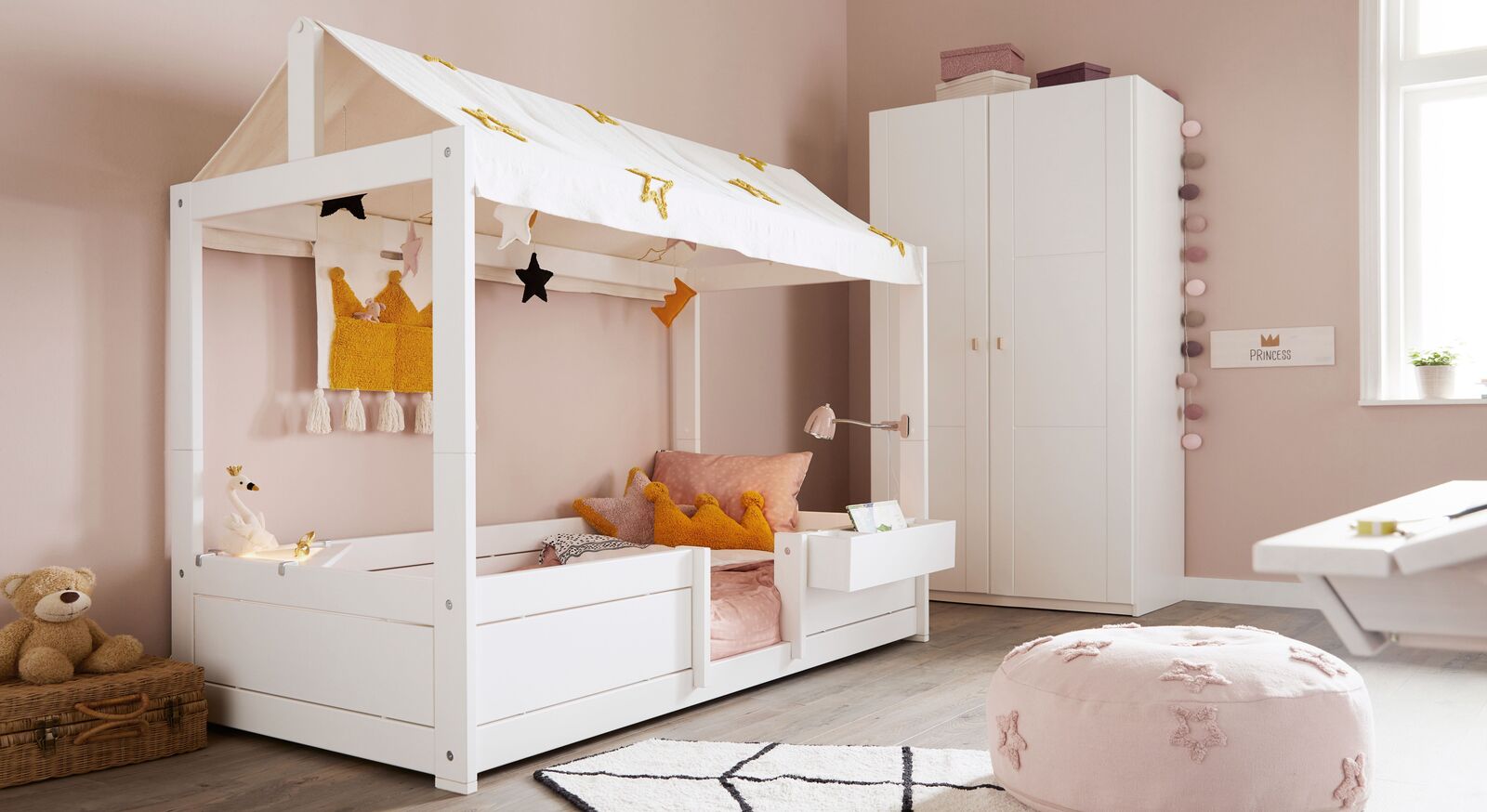 Weiß lackiertes LIFETIME Kinderbett Princess Stars für moderne Mädchenzimmer