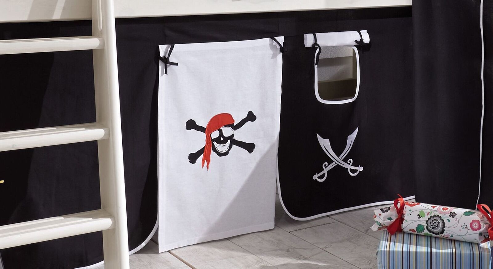 Mini-Hochbett Seeräuber mit Piratenmotiven auf dem Vorhang