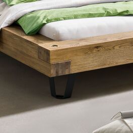 Bett Adriel aus stabilem Massivholz mit Metallfüßen