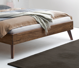 Bett Chiasa mit Bettbeinen aus Massivholz