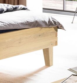 Bett Kiljan mit schlanken Holzfüßen