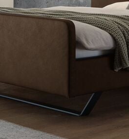 Bett Kismet mit Metallkufen und trendigem Fußteil