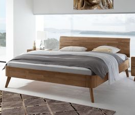 Schlichtes Bett Parkano mit modernen Details