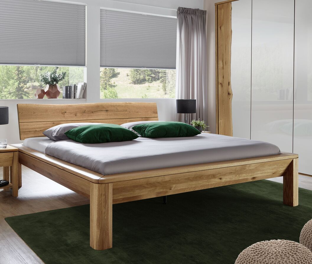Hochwertiges Bett Tristana aus stabilem Holz