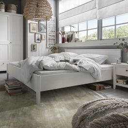 Komfortables Bett Wanja im zeitlosen und natürlichem Design
