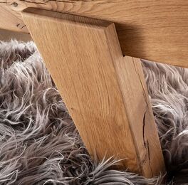 HOMELIV. Bett Kallisto mit Massivholz-Füßen