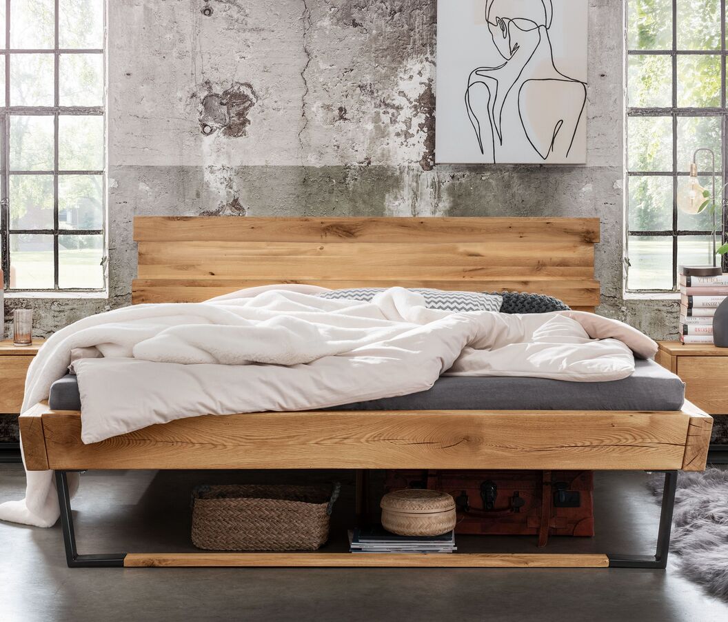 Schönes HOMELIV Bett Prospero aus massivem Wildeichenholz
