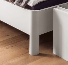 Komfort-Doppelbett Castelli mit stilvollen Bettbeinen