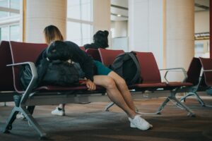 Kann man auf Vorrat schlafen oder nachschlafen, wenn man z.B. wegen einer Reise weniger Schlaf bekommt?