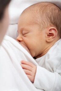 Stillen im Familienbett - gut für Babys Gesundheit, stressfrei für die Mama