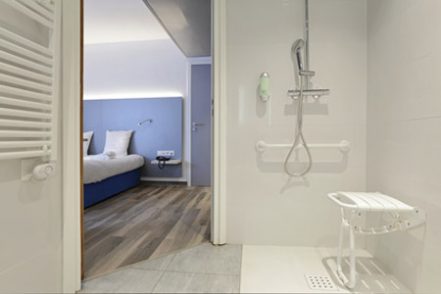 Barrierefreies Schlafzimmer mit angeschlossenem Bad