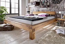 Bett aus durchgehenden Holzstücken