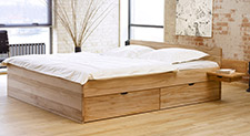 Bett mit Lamellenverleimung