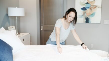 Wie zieht man das Bettlaken richtig auf? - Bettlaken richtig aufziehen im Schlafmagazin