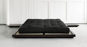 Bettgestell für den Boden mit Tatami und Futon Westliche Variante des japanischen Futon Bettes mit Tatami und zusätzlichem Holzbettgestell auf Bodenniveau