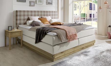 Boxspringbett mit kariertem Kopfteil