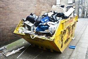 Mulde oder Container bestellen, um alte Möbel, Matratzen und Abfall direkt am Haus zu entsorgen