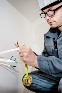 Für die Durchführung von elektrischen Installationen ist in Deutschland ein Fachmann bzw. ausgebildeter Elektriker erforderlich.