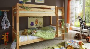 Ein Etagenbett ist praktisch für die Ausstattung des Kinderzimmers, wenn sich zwei Kinder einen Raum teilen.