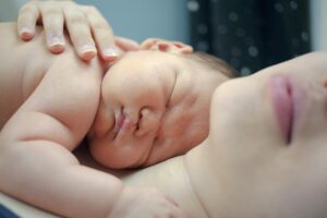 Schlafen bei Mama und Papa im Familienbett gibt Babys Geborgenheit und Sicherheit.