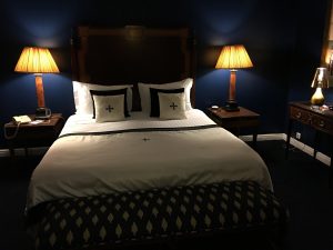 Funktion und Bedeutung der Tagesdecke beim Bett im Feng Shui Schlafzimmer