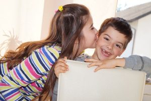 Jedes Kind sollte einen eigenen Bereich im geteilten Kinderzimmer nach Feng Shui haben.