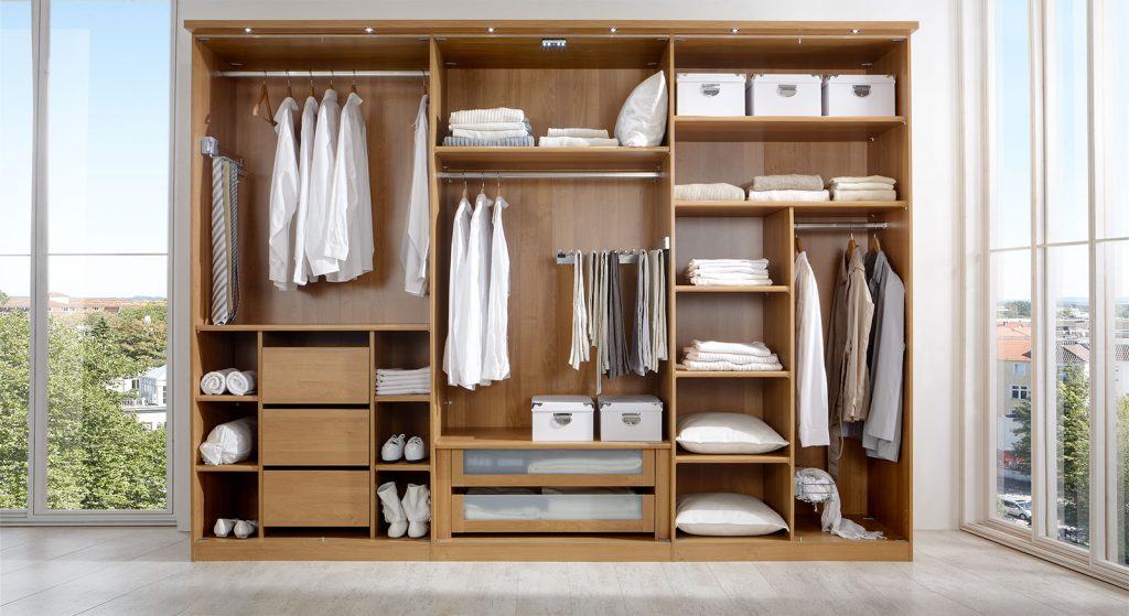 Im Kleiderschrank sollte im Feng Shui Schlafzimmer stets Ordnung herrschen.