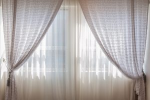 Vorhänge und Gardinen machen das nach Feng Shui eingerichtete Schlafzimmer gemütlicher.