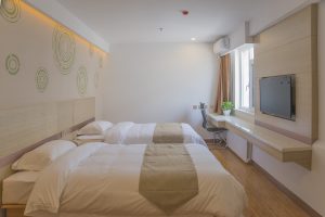 Auf ein TV-Gerät sollte man im Feng Shui Schlafzimmer idealerweise verzichten.