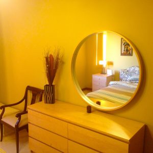 Über den Einsatz von Spiegeln in einem Schlafzimmer nach Feng Shui (Negativ-Beispiel auf dem Foto).